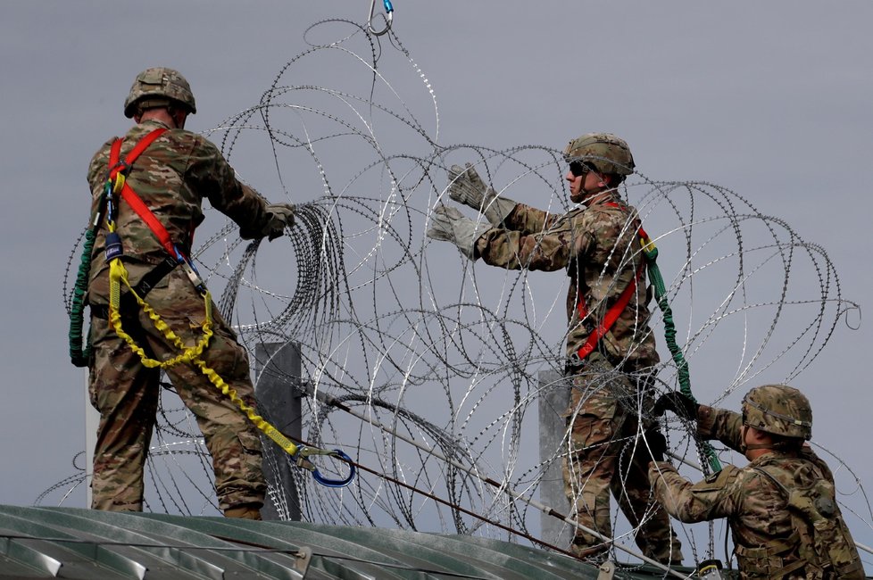 Vojáci se na hranicích USA připravují na příliv migrantů (2. 11. 2018)