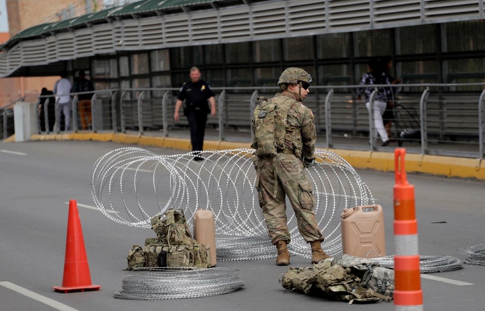 Vojáci se na hranicích USA připravují na příliv migrantů
