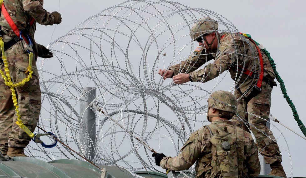 Vojáci se na hranicích USA připravují na příliv migrantů (2. 11. 2018)