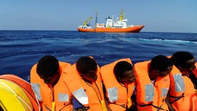 Britská pobřežní stráž dnes zachránila z vratkých člunů v Lamanšském průlivu 40 migrantů, včetně dvou dětí.(ilustrační foto)