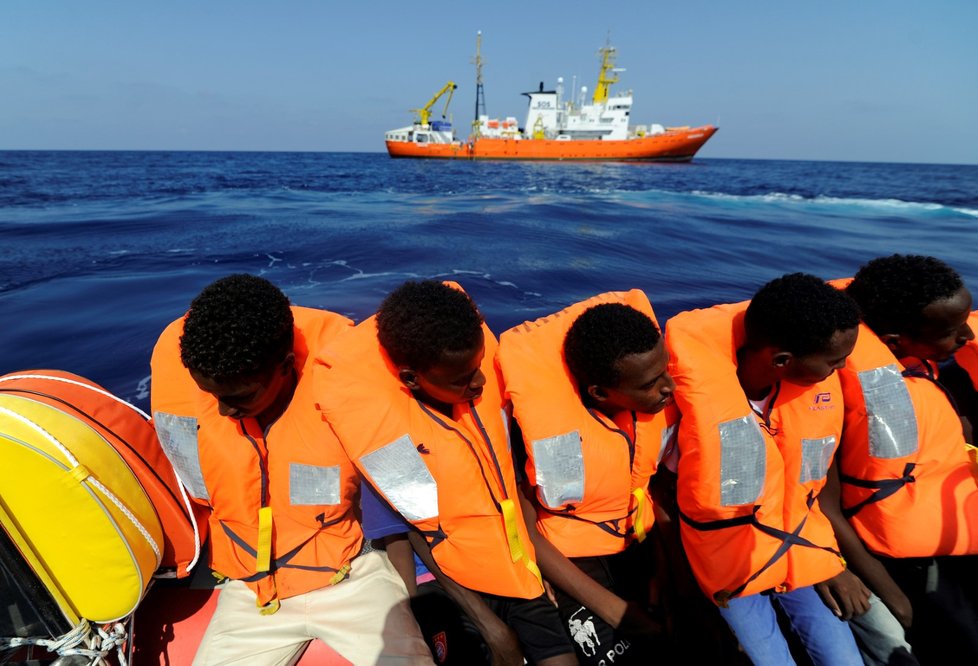 Loď Aquarius na své nynější výpravě zachránila 141 migrantů. Žádná evropská země jí však zatím své přístavy neotevřela (13.8.2018).