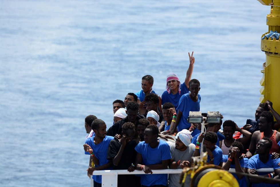 Loď Aquarius na své nynější výpravě zachránila 141 migrantů. Žádná evropská země jí však zatím své přístavy neotevřela (13.8.2018).