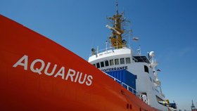 Loď Aquarius plnou uprchlíků si země neustále přehazují jako horkou bramboru