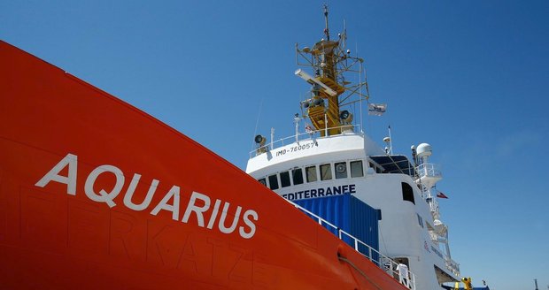 Loď Aquarius zakotvila na Maltě. 141 uprchlíků zachráněných na moři si rozdělí několik zemí