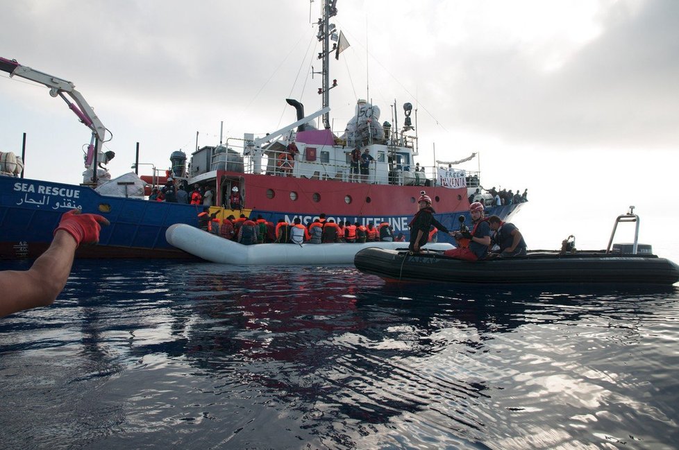 Řecká policie zadržela přes sedm desítek migrantů, kteří se snažili dostat do střední Evropy, a to buď pozemní cestou, nebo letecky. Cizinci zadržení v okolí letiště v Soluni na severu země měli padělané pasy. (Ilustrační foto)