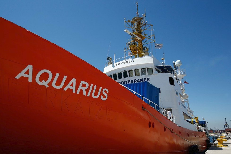 I loď Aquarius si státy přehazovaly jako horkou bramboru, po týdnu na moři ji přijala španělská Valencie