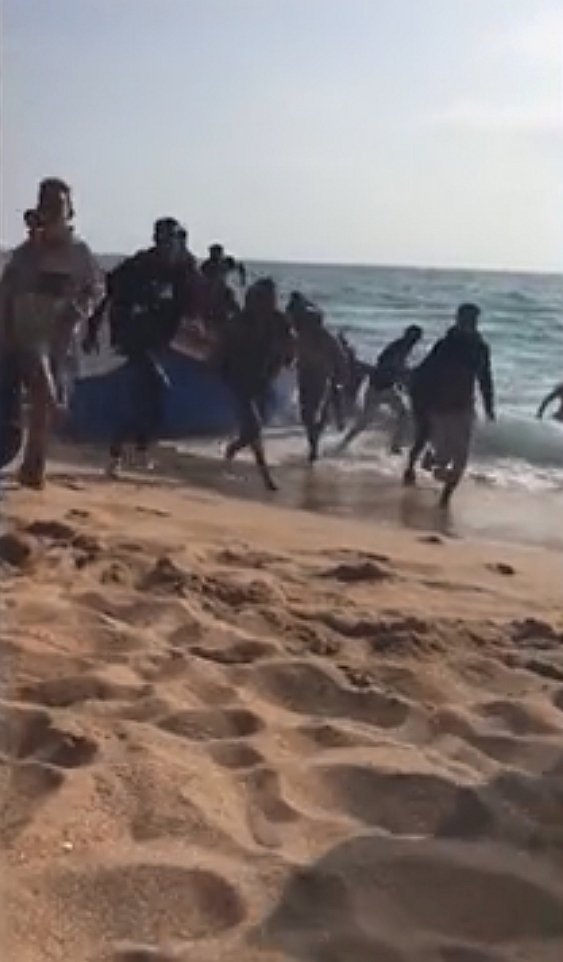 Na pláži ve Španělsku se vylodili migranti.