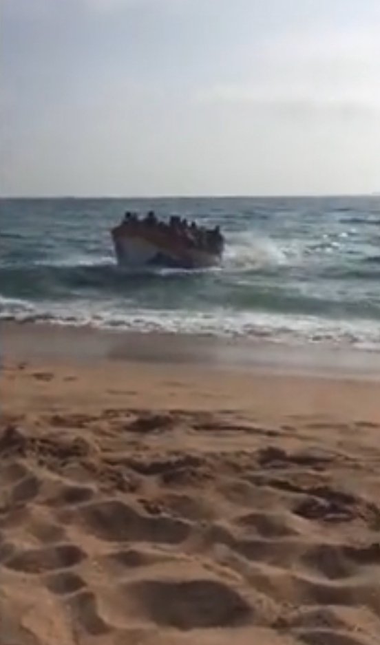 Na pláži ve Španělsku se vylodili migranti.