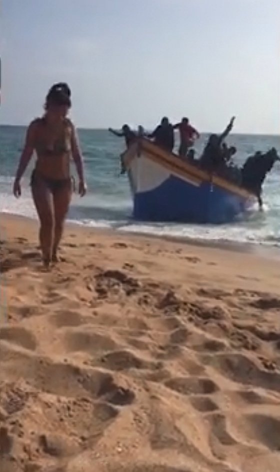 Na pláž v jižním Španělsku připlula loď s migranty.