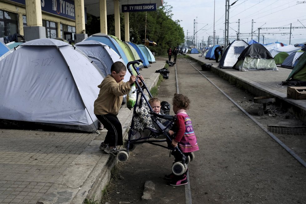 Do Evropy proudí tisíce uprchlíků, míří hlavně do západních zemí a Německa.