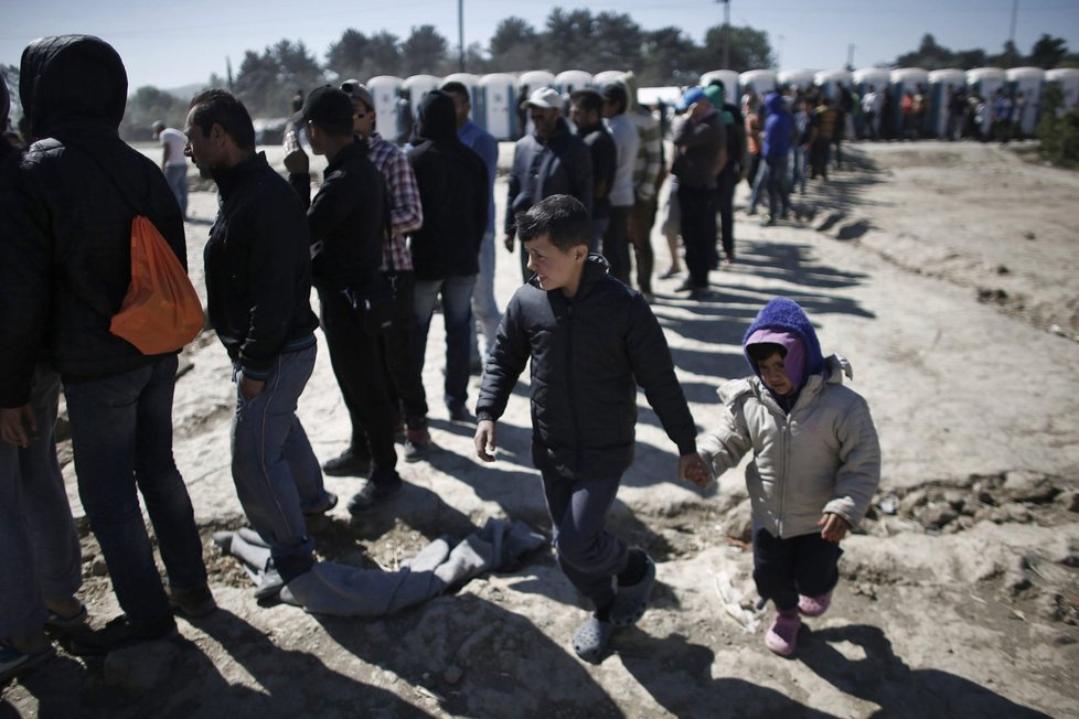 Fronta na jídlo v Idomeni na řecko-makedonské hranici. Dohoda s Tureckem a uzavření této hranice téměř zastavily proud migrantů na balkánské cestě.