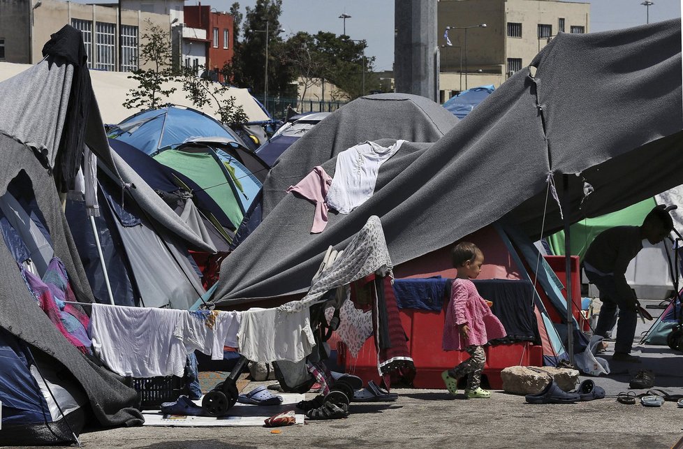 Uprchlický tábor v přístavu Pireus, Řecko. Žije tam přes dva tisíce lidí včetně dětí.