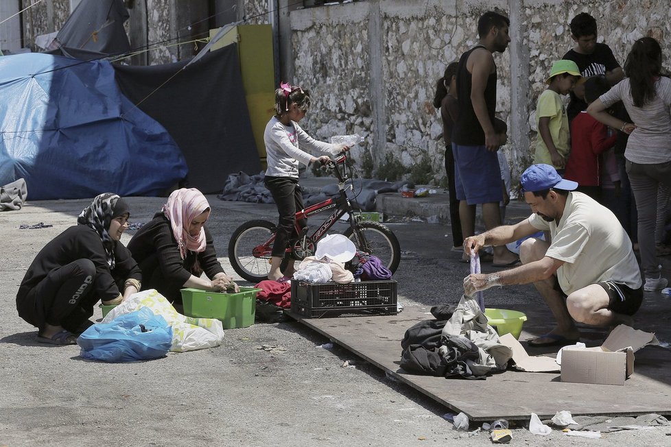 Praní prádla v Pireu, aténském přístavu. Migrantů do Řecka přichází díky dohodě s Tureckem méně.