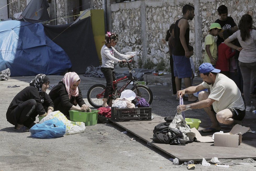 Praní prádla v Pireu, athénském přístavu. Migrantů do Řecka přichází díky dohodě s Tureckem méně.