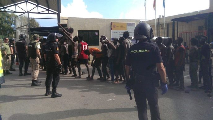 Policie hlídá migranty v španělské enklávě Ceuta