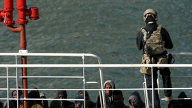 Loď, kterou unesli migranti, zakotvila po zásahu speciálních jednotek na Maltě. (29.3.2019)