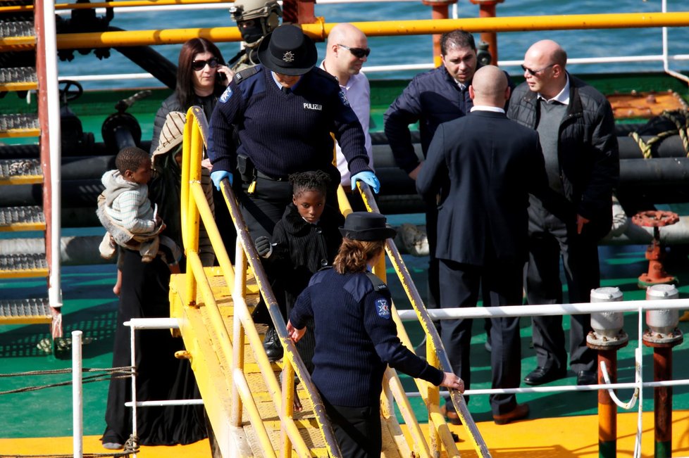 Loď, kterou unesli migranti, zakotvila po zásahu speciálních jednotek na Maltě. (28.3.2019)