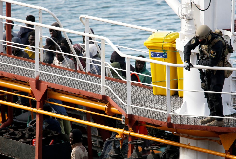 Loď, kterou unesli migranti, zakotvila po zásahu speciálních jednotek na Maltě. (29.3.2019)