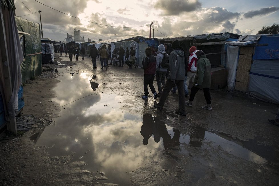 Tábor v Calais se má už v pondělí zbourat. Stále v něm ale podle odhadů žije až 10 tisíc lidí. Někteří ho možná dobrovolně neopustí.