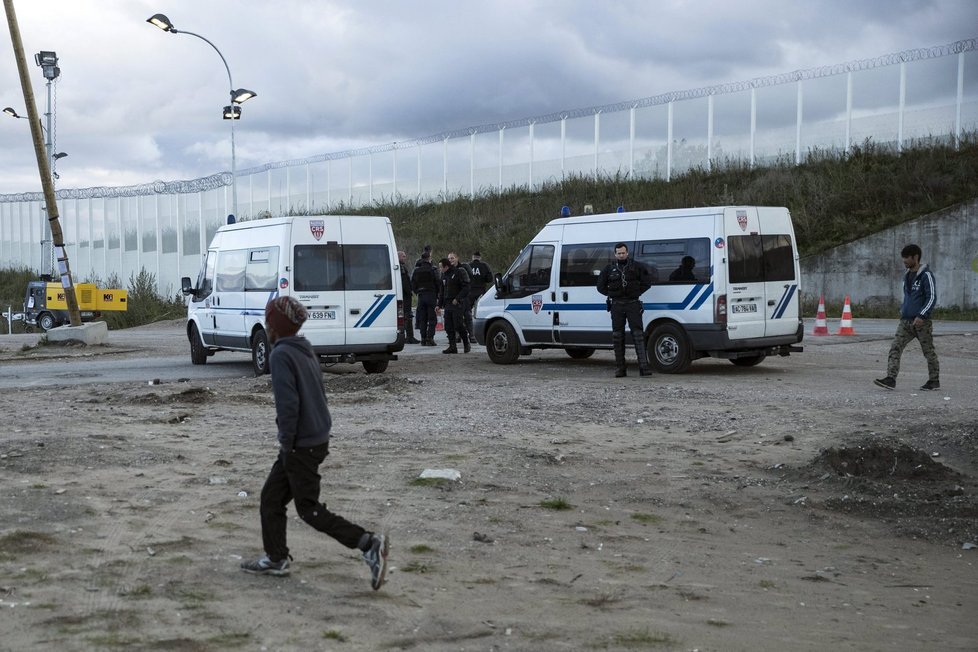 Tábor v Calais se má už v pondělí zbourat. Stále v něm ale podle odhadů žije až 10 tisíc lidí. Někteří ho možná dobrovolně neopustí.