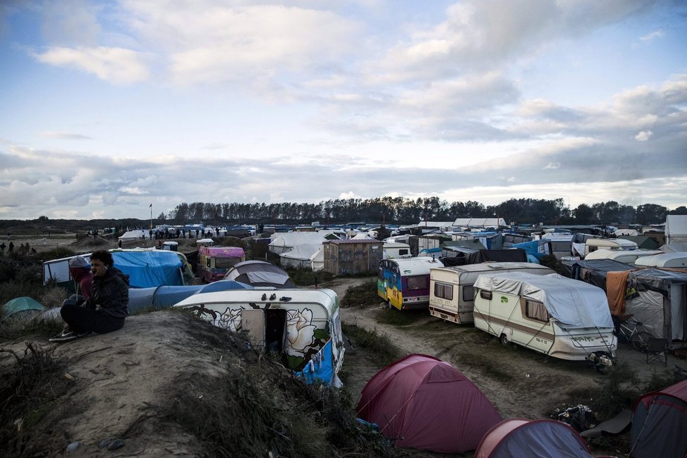 Tábor v Calais se má už v pondělí zbourat. Stále v něm ale podle odhadů žije až 10 tisíc lidí. Někteří ho možná dobrovolně neopustí.