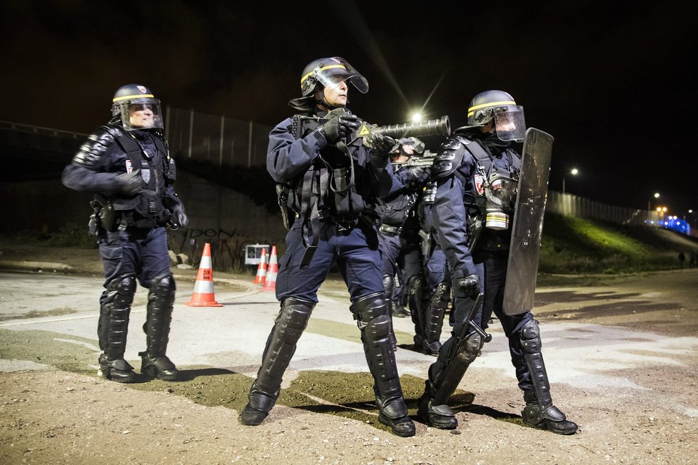 Zhruba padesát běženců začalo na policii házet lahve a kameny, ta odpověděla kouřovými granáty.