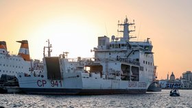 Loď Diciotti zakotvila na Sicílii. Přivezla 67 migrantů, zasahovat musel italský prezident