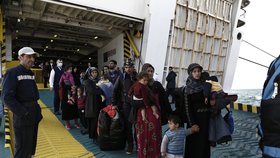 Uprchlíci přijíždějí na ostrov Lesbos