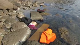 U Turecka se potopila loď s uprchlíky. Pláže byly pokryté utonulými.