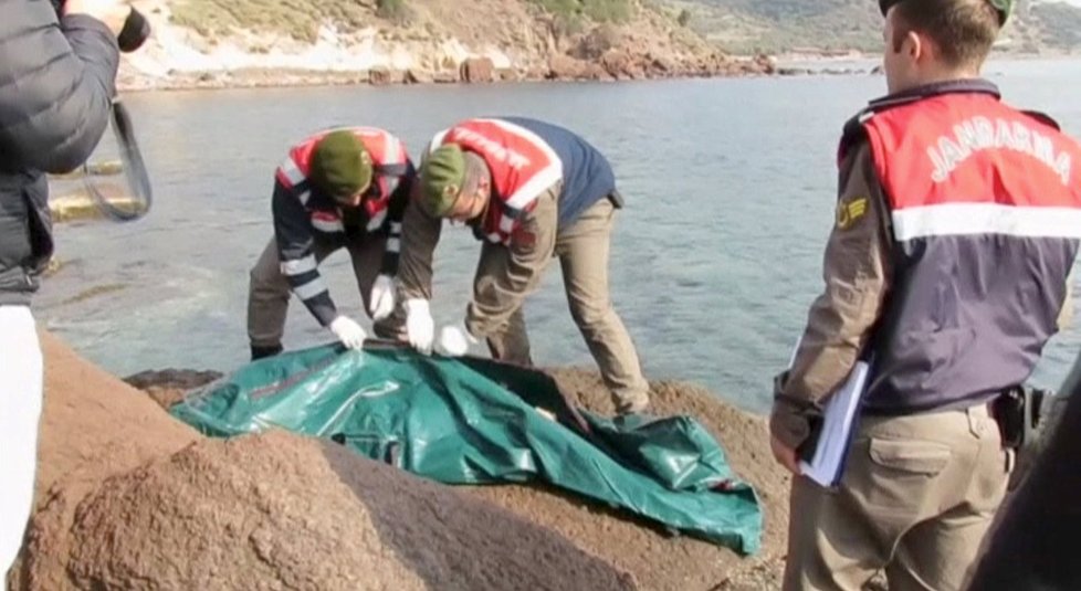 U Turecka se potopila loď s uprchlíky. Pláže byly pokryté utonulými