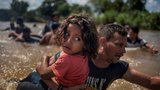 Migranty s dětmi mohou zadržovat neomezeně dlouho, rozhodla Trumpova vláda