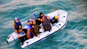 Britská pobřežní stráž dnes zachránila z vratkých člunů v Lamanšském průlivu 40 migrantů, včetně dvou dětí.