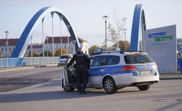 Německá policie u hraničního mostu spojujícího Německo a Polsko. Počet uprchlíků přicházejících do Braniborska přes Bělorusko a Polsko se zvyšuje.