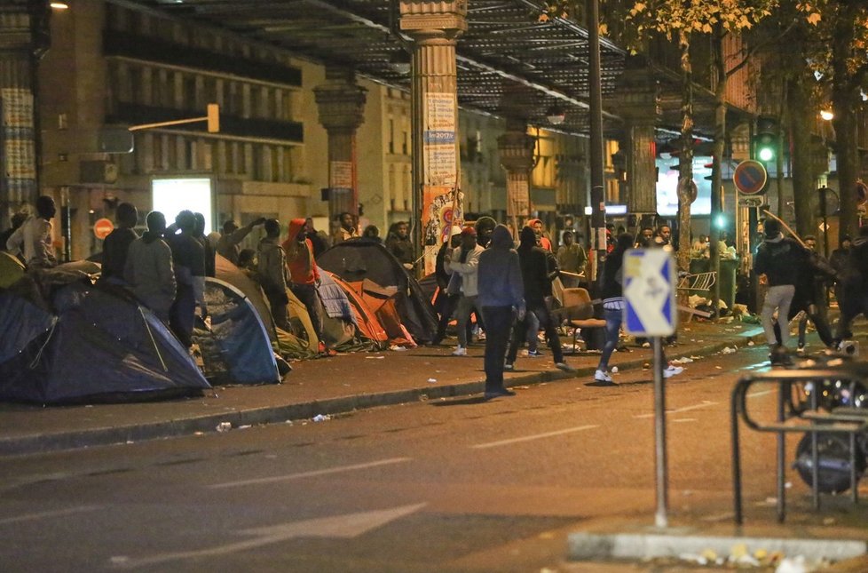 Policie začala likvidovat tábor migrantů v pařížské čtvrti Stalingrad.