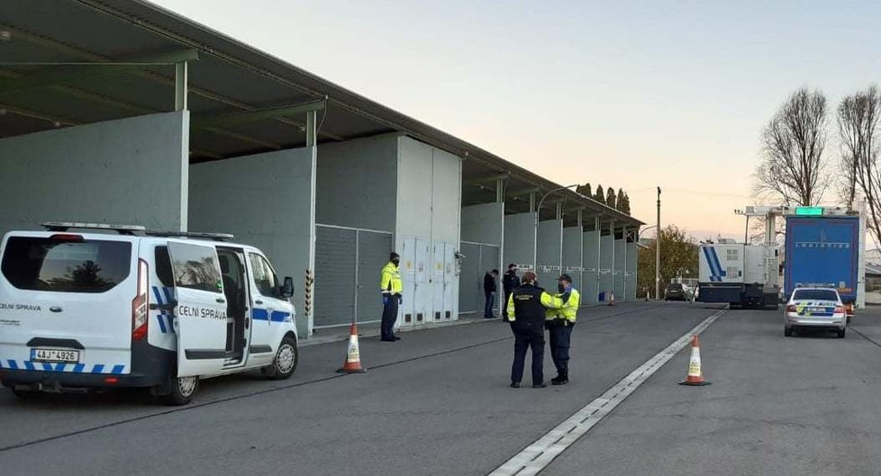 Migranti v kamionu na Břeclavsku