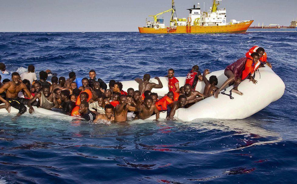 Takhle zachraňovali záchranáři uprchlíky, kteří se snažili dostal na italský ostrov Lampedusa