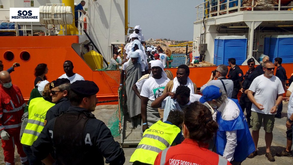 Takhle zachraňovali záchranáři uprchlíky, kteří se snažili dostat na italský ostrov Lampedusa.