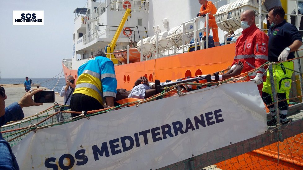 Takhle zachraňovali záchranáři uprchlíky, kteří se snažili dostat na italský ostrov Lampedusa.