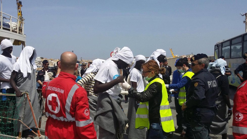 Takhle zachraňovali záchranáři uprchlíky, kteří se snažili dostal na italský ostrov Lampedusa