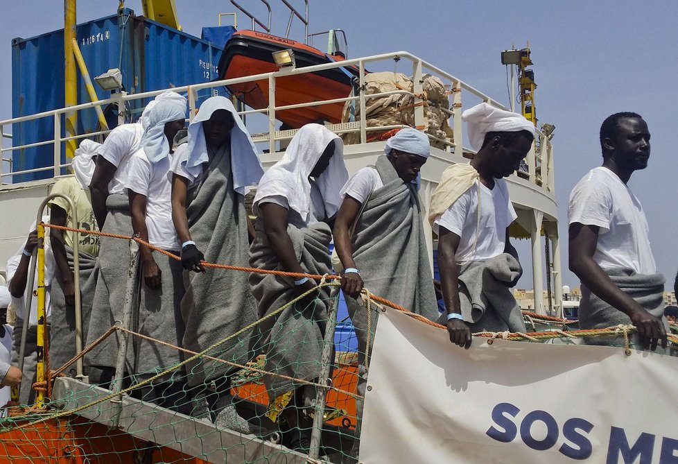 Takhle zachraňovali záchranáři uprchlíky, kteří se snažili dostal na italský ostrov Lampedusa.