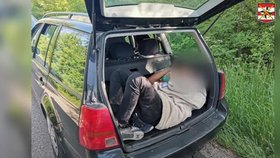 Ve VW Golf policisté objevili šest Syřanů a Libanonců.