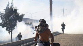 Na migranty zkoušející překročit hranici mezi Mexikem a USA čekaly stráže se slzným plynem a pepřovým sprejem. Zasaženy byly i děti. Trump i pohraniční stráž použité prostředky obhajují