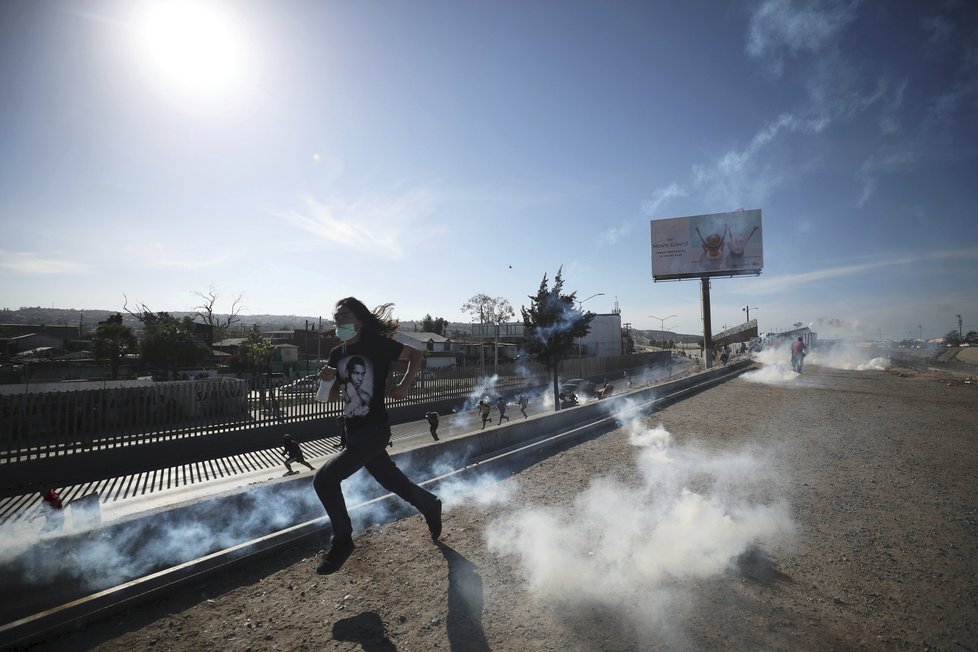 Na migranty zkoušející překročit hranici mezi Mexikem a USA čekali stráže se slzným plynem a pepřovým sprejem. Trump i pohraniční stráž použité prostředky obhajují