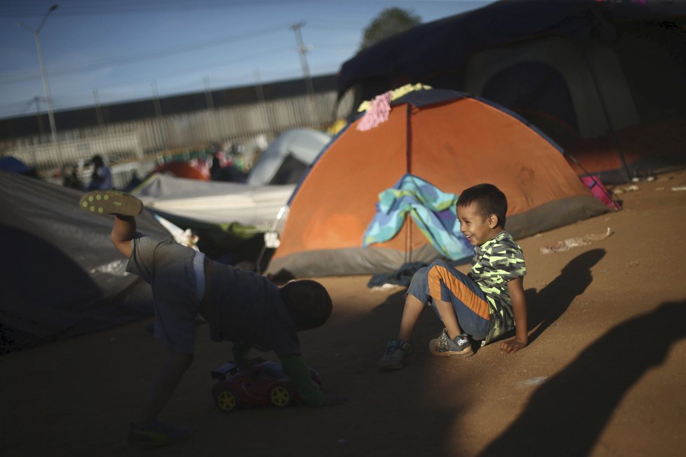 Na hraničním přechodu u mexické Tijuany čeká karavana zhruba 5000 uprchlíků. Chtějí za lepším životem do USA