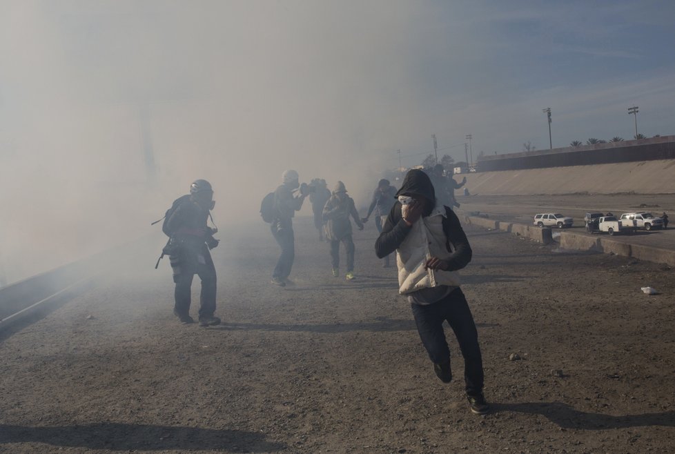 Na migranty zkoušející překročit hranici mezi Mexikem a USA čekali stráže se slzným plynem a pepřovým sprejem. Trump i pohraniční stráž použité prostředky obhajují