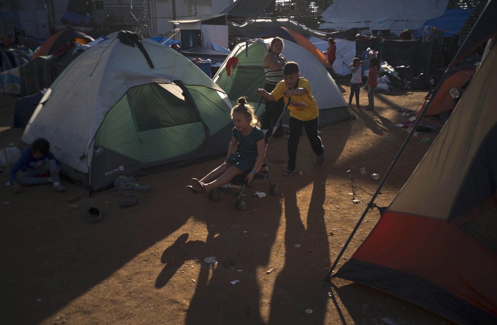 Na hraničním přechodu u mexické Tijuany čeká karavana zhruba 5000 uprchlíků. Chtějí za lepším životem do USA