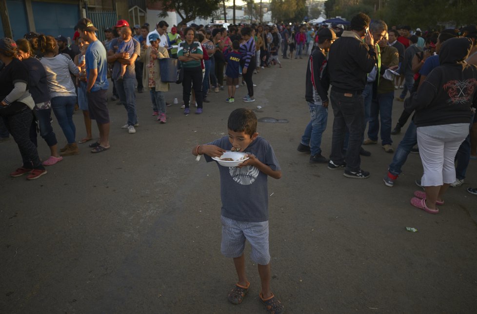 Na hraničním přechodu u mexické Tijuany čeká karavana zhruba 5000 uprchlíků. Chtějí za lepším životem do USA