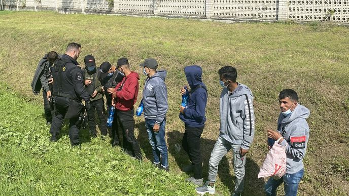 Policisté zadržují nelegální migranty jen pár kilometrů od slovenských hranic