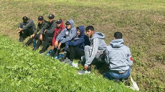 Policisté zadržují nelegální migranty jen pár kilometrů od slovenských hranic