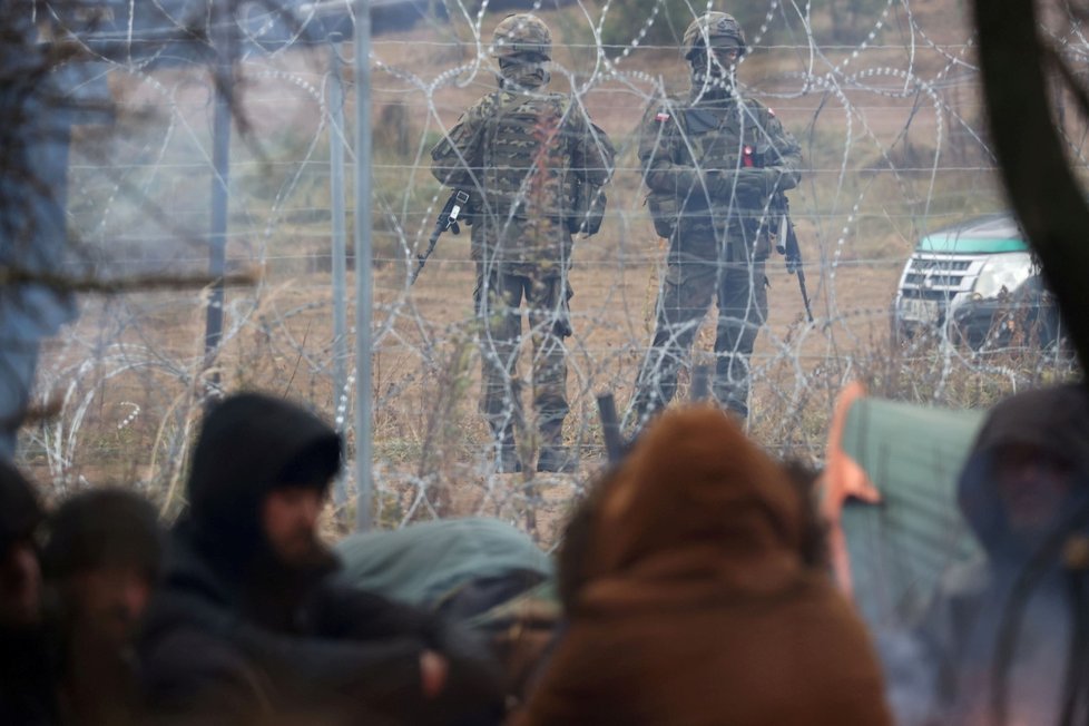 Migranti z polsko-běloruských hranic říkají, že je postrkují tam a zpět (10. 11. 2021)